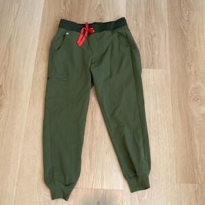 Small petite Figs pants in olive
